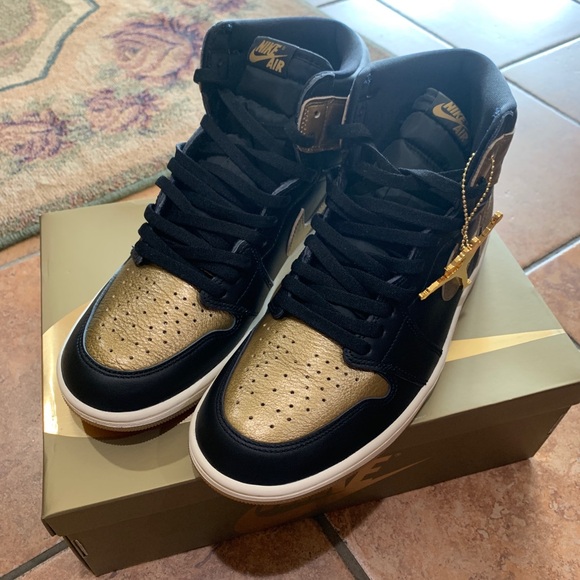 Jordan 1 Retro High OG "Black And Gold" Men's shoe - Picture 3 of 14